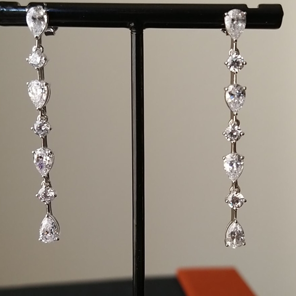 NADRI White Rhodium Cubic zirconia earring - Picture 1 of 5